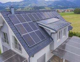 Solpaneler på villa